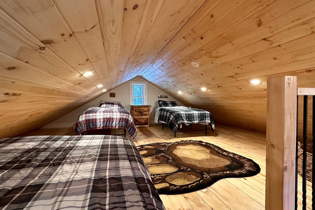 Loft with 3 Twin Beds - perfect for kids!
