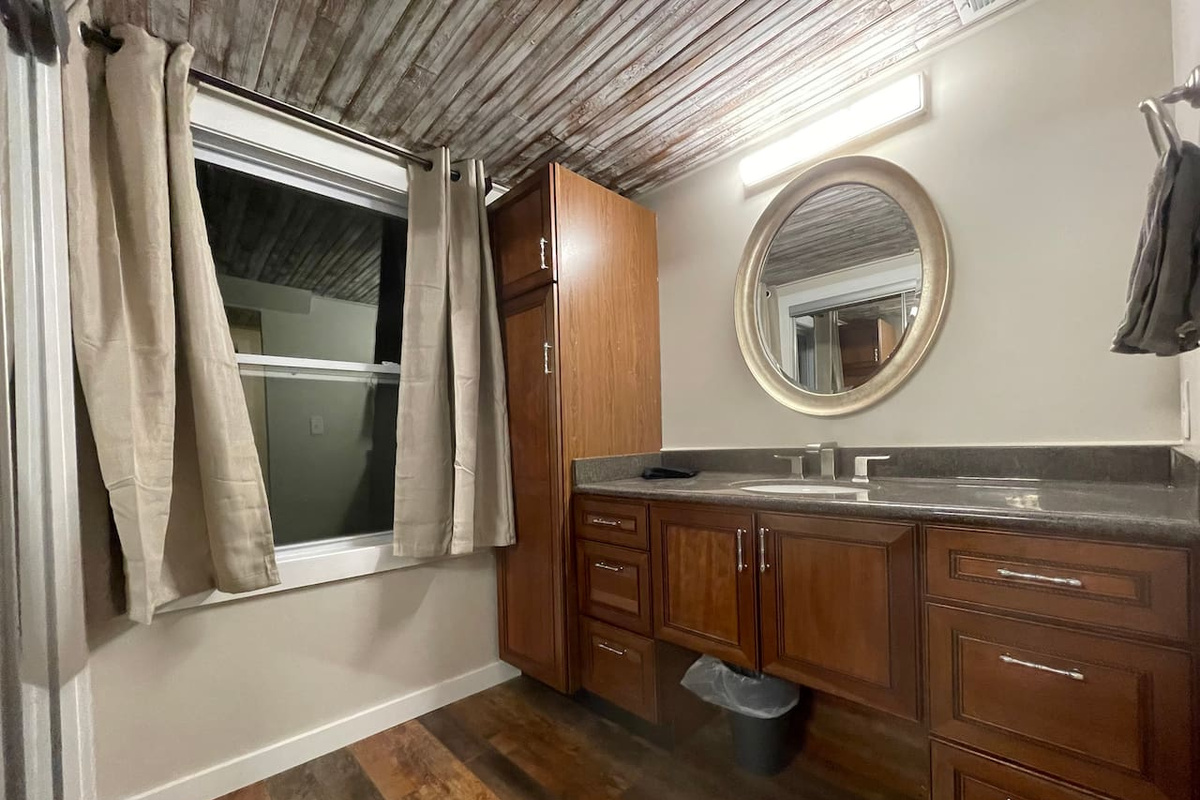 Second vanity area in upstairs bathroom 