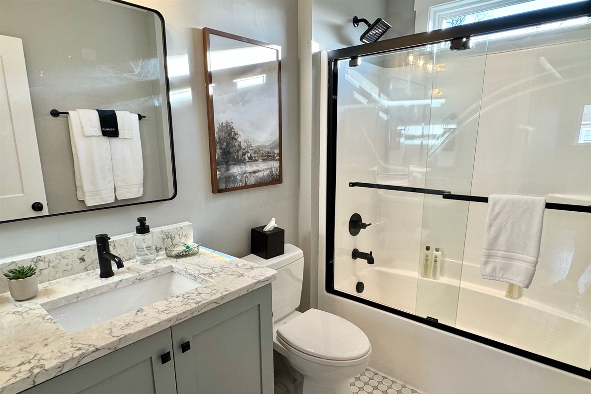Upstairs hallway full bathroom located right outside of the two queen bedrooms.
