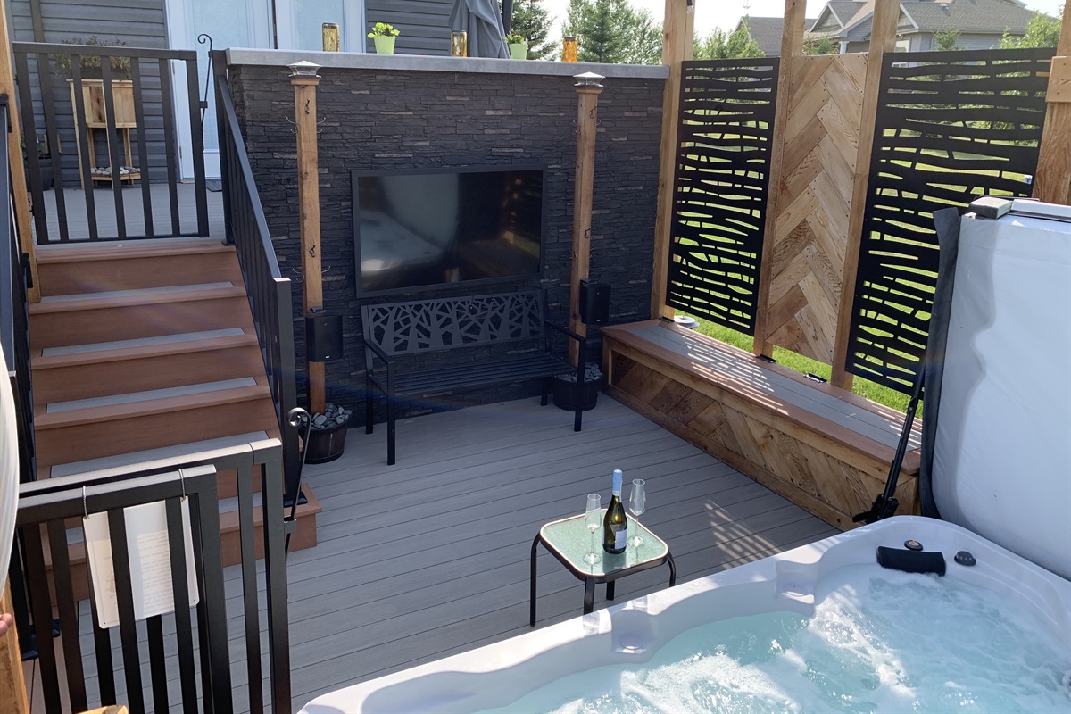 HOT TUB DECK. BIG SCREEN TV, SUROUND SOUND, CABLE TV AND CHROME CAST. WATCH YOUR FAVORITE MOVIE OR THE BIG GAME IN STYLE.