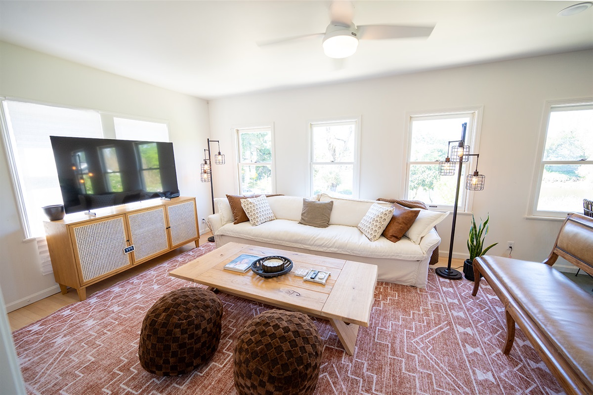 Bright and comfortable living space designed for relaxing after a day in Napa. Smart TV and large sofa couch and bench. Board games included for a night in. 