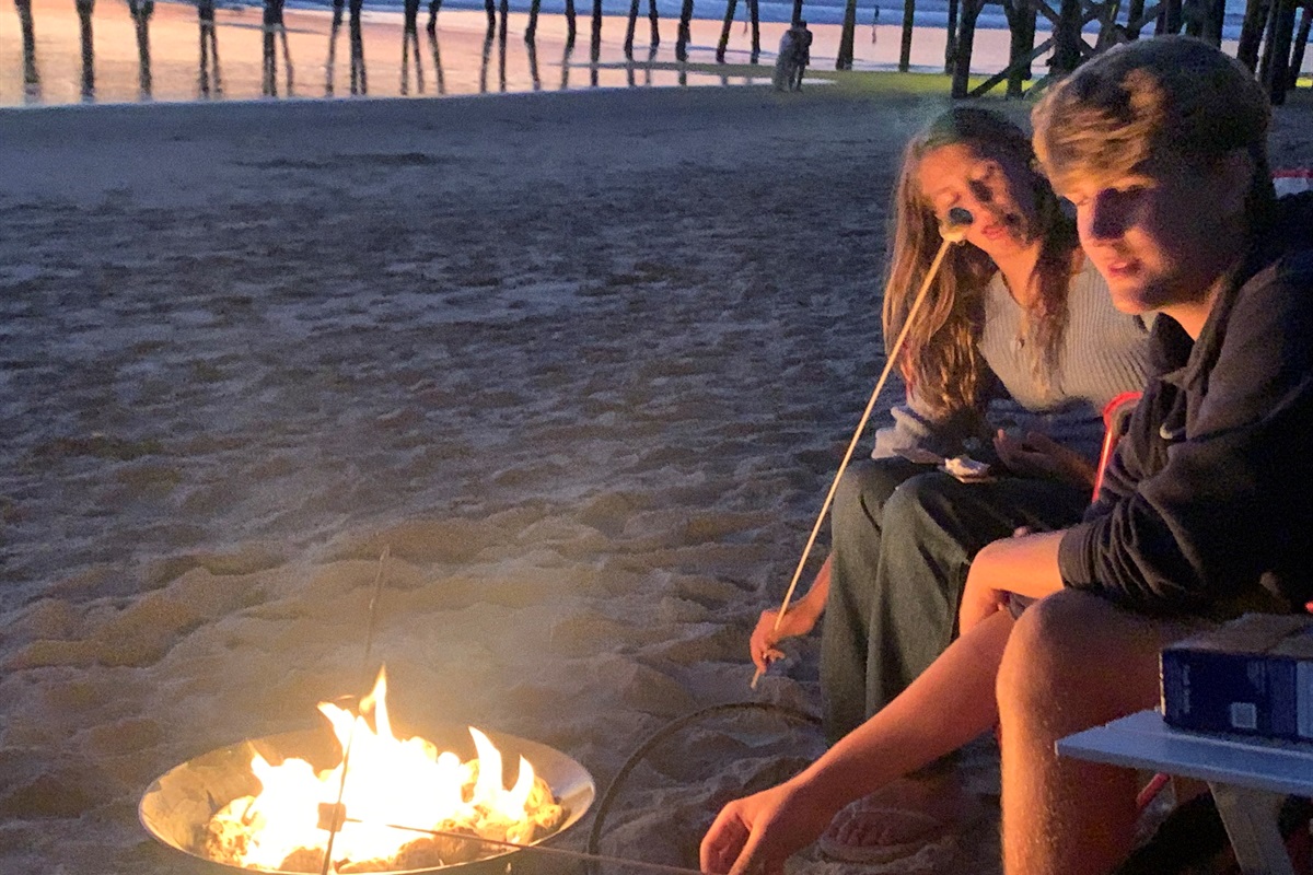 Quintessential California beach fire nights 🔥🌊

Enjoy cozy evenings right on the sand with our complimentary portable propane fire pit (fuel included) and beach wagon — perfect for sunset views, s’mores, and making classic SoCal memories by the ocean.