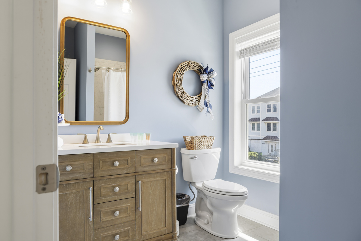 Fun décor and bath linens provided