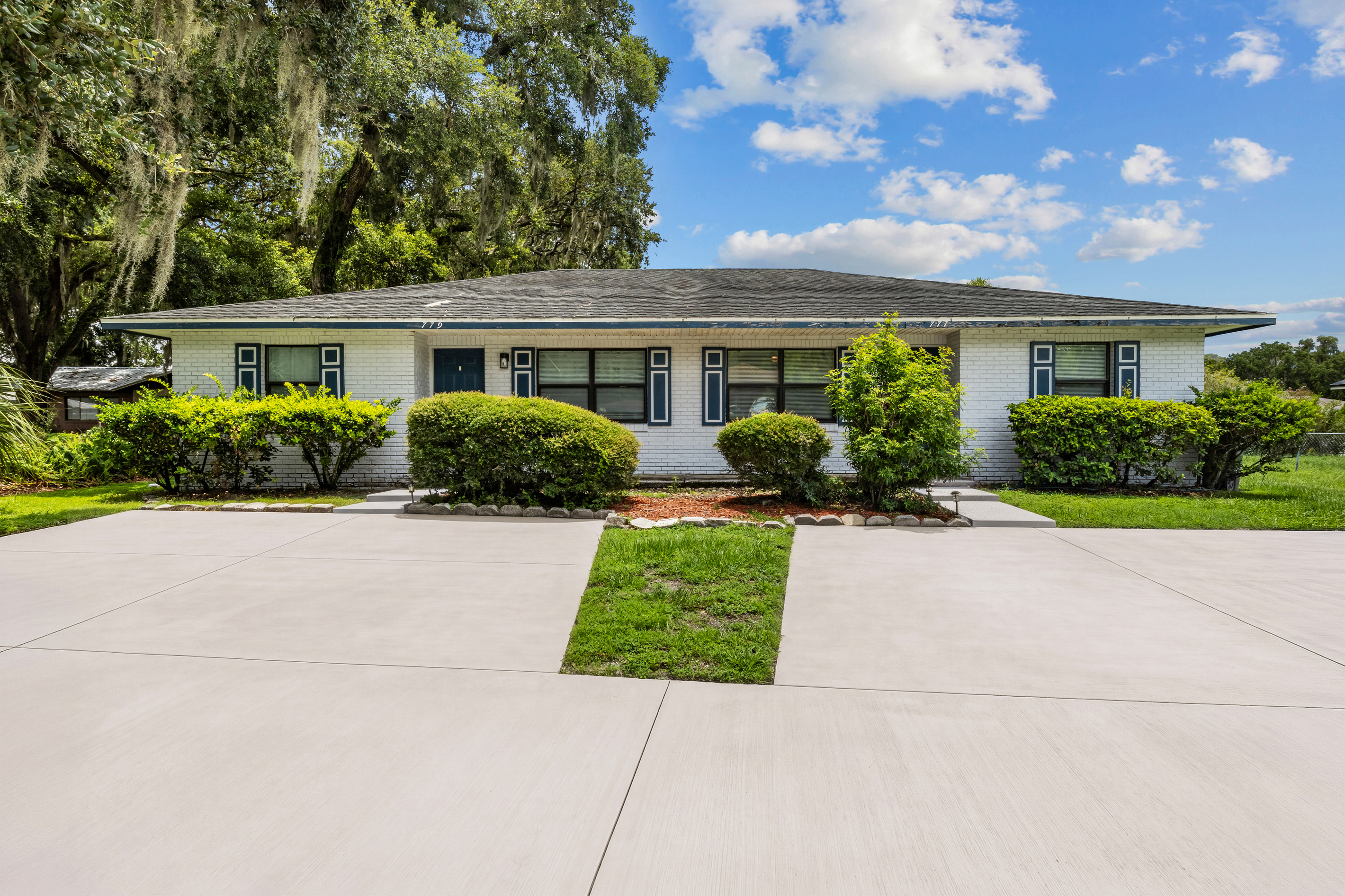 Duplex. Both units have a sperate driveway and entry door.