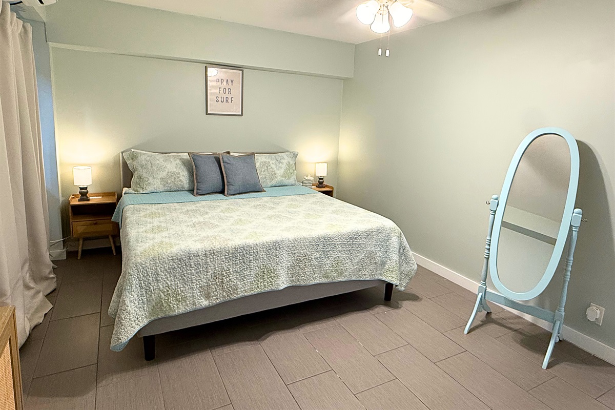 Guest room with king bed, ceiling fan and large closet space