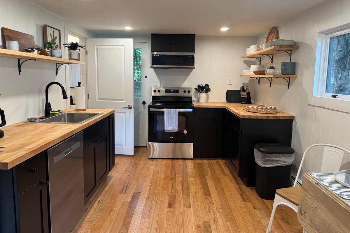 Eat-in kitchen w/ dishwasher