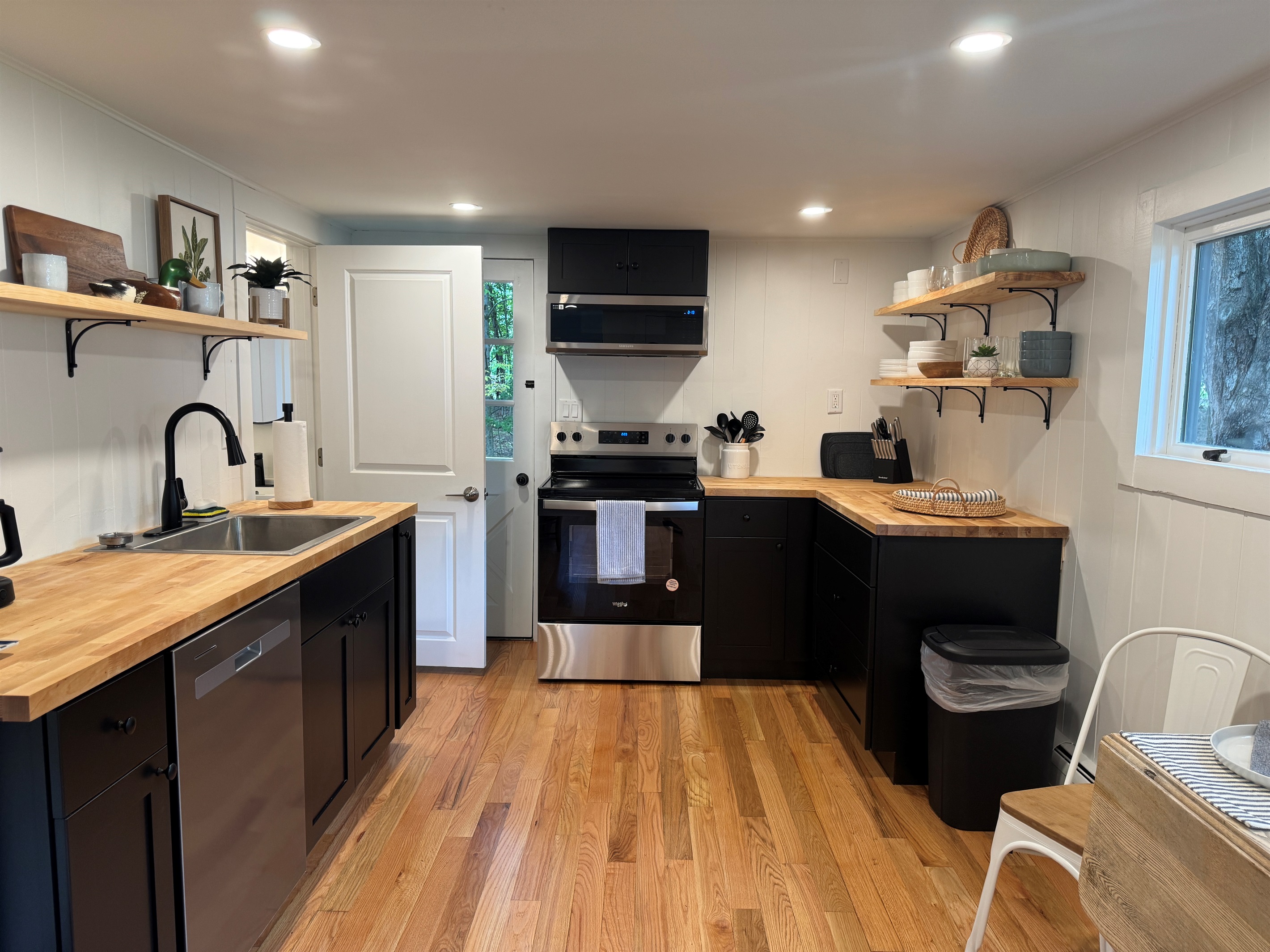 Eat-in kitchen w/ dishwasher