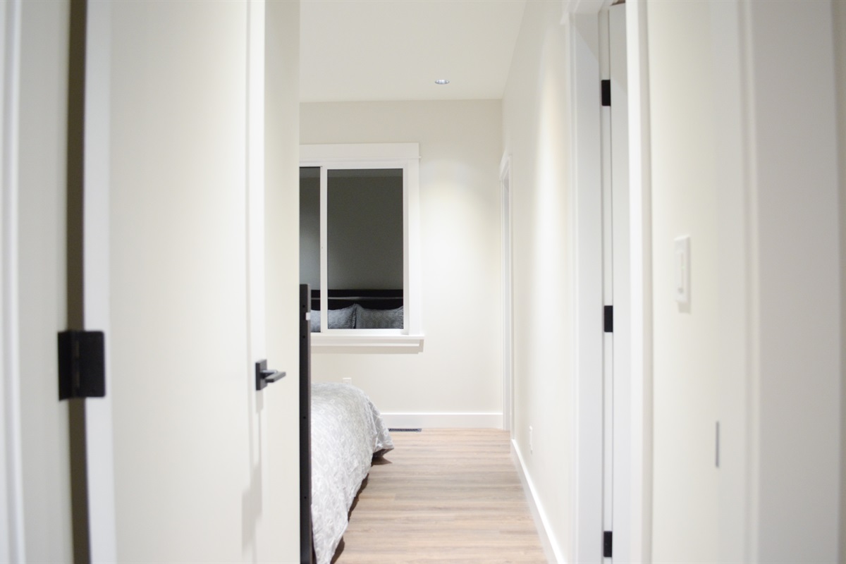 Second Fl spare queen bedroom with private full ensuite – great for couples
