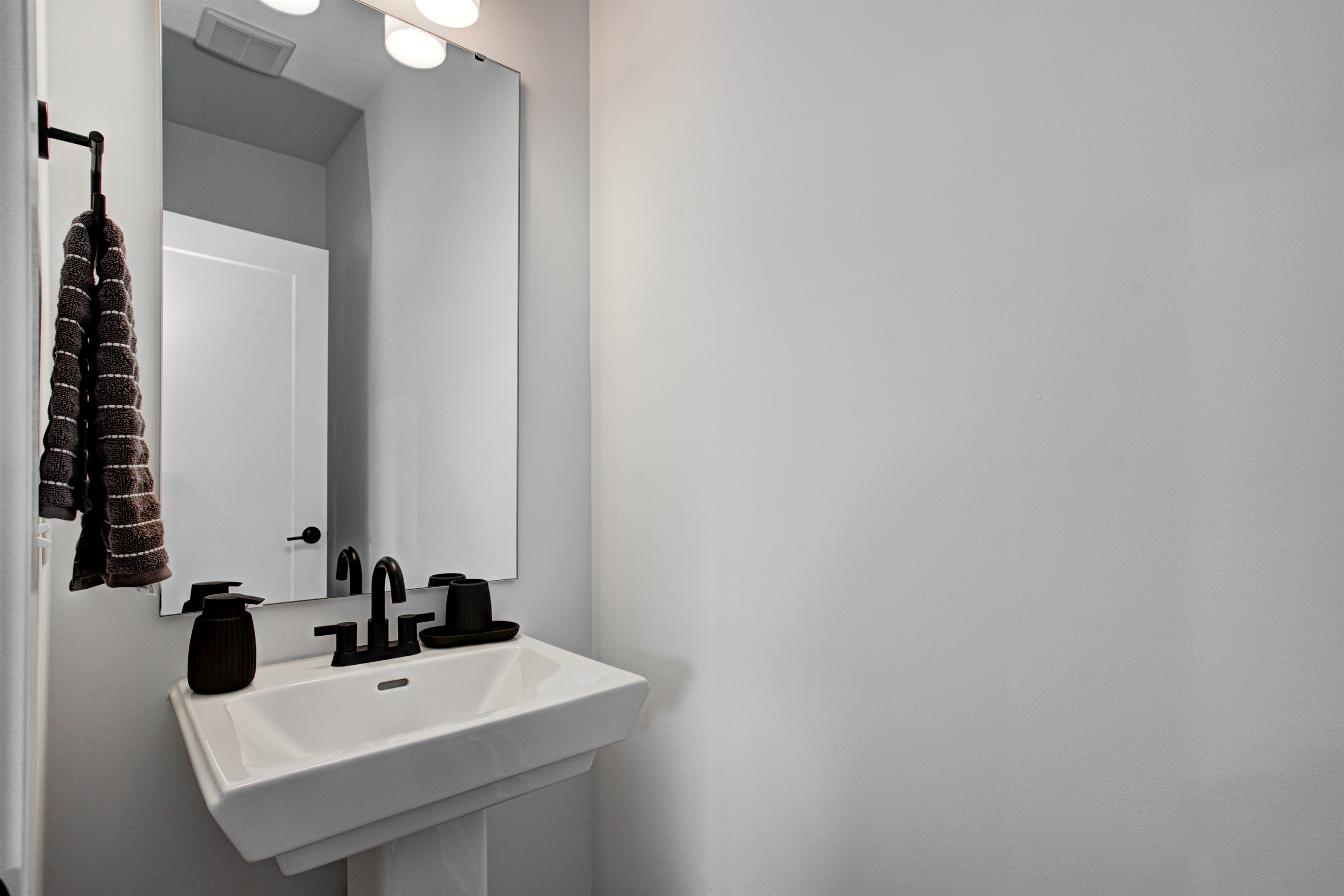 Comfortable and quiet room with a cozy queen-size bed, soft linens, and room-darkening shades. Ideal for couples or solo travelers. Includes fresh towels, a nightstand, and closet space.