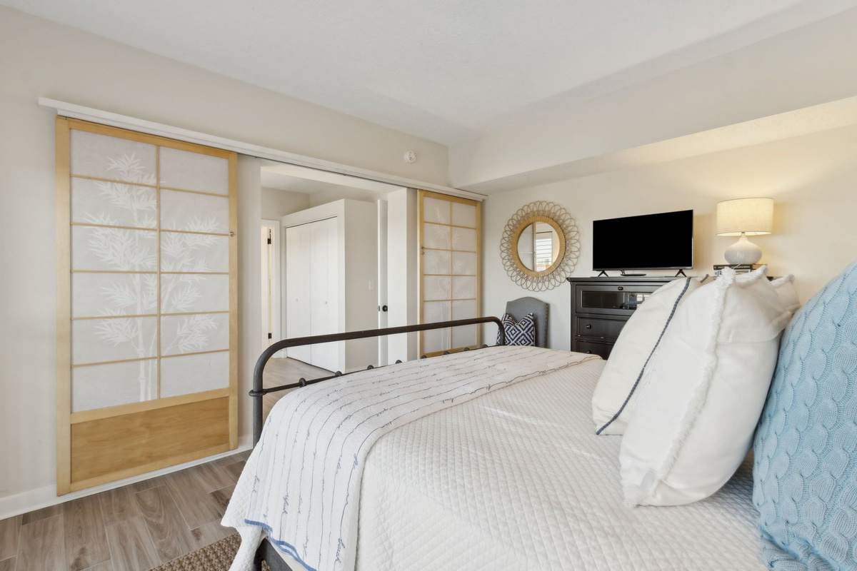 Queen BR/Bath adjoing-River tree line views-Balcony-Ocean views