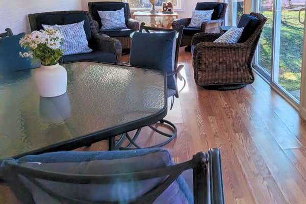 Enjoy natural light and garden views in this inviting sitting room, perfect for coffee, conversation, or unwinding after a day out.