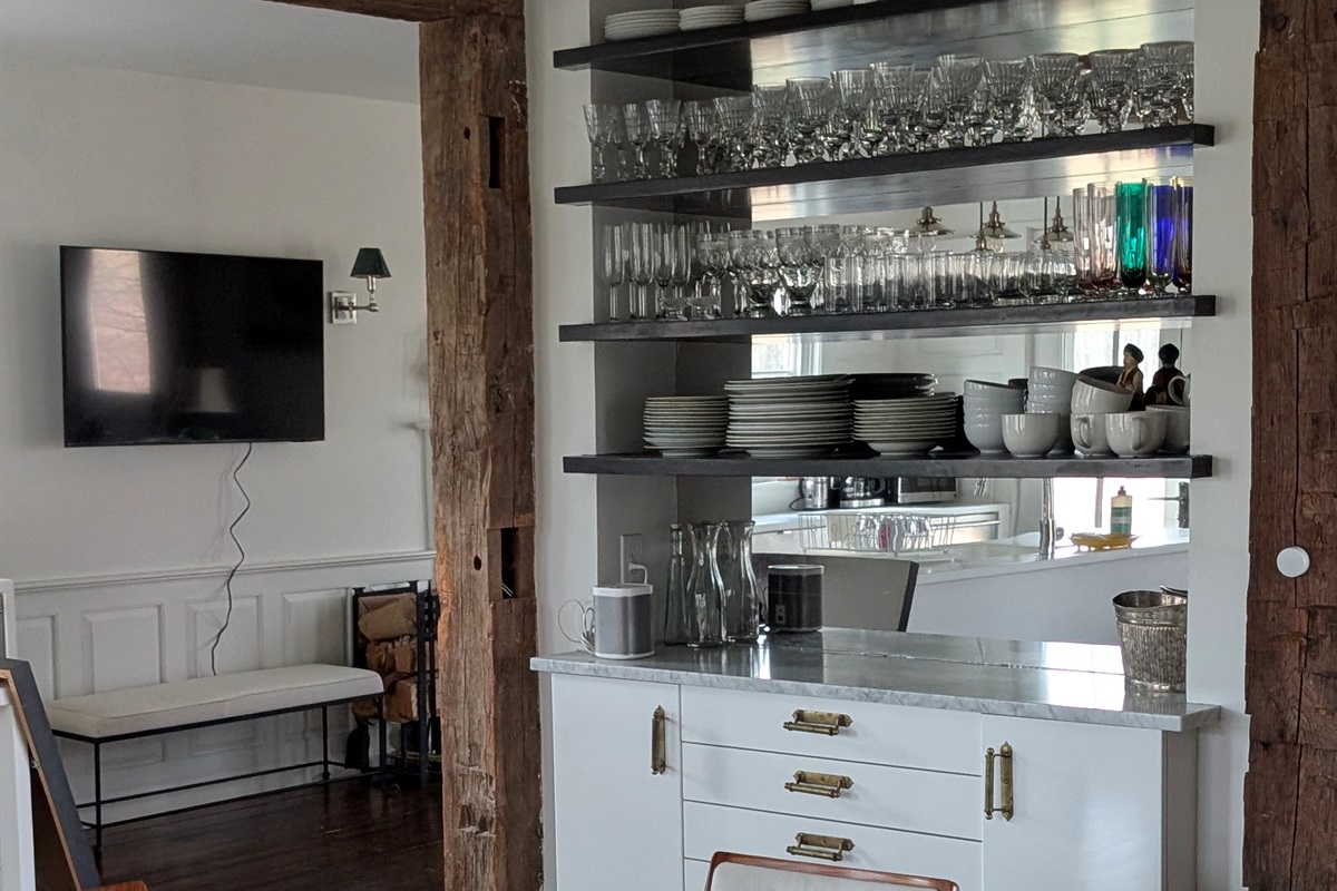 (Open shelving / bar area)
Thoughtfully stocked open shelving—perfect for morning coffee, cocktail hour, or entertaining with ease.