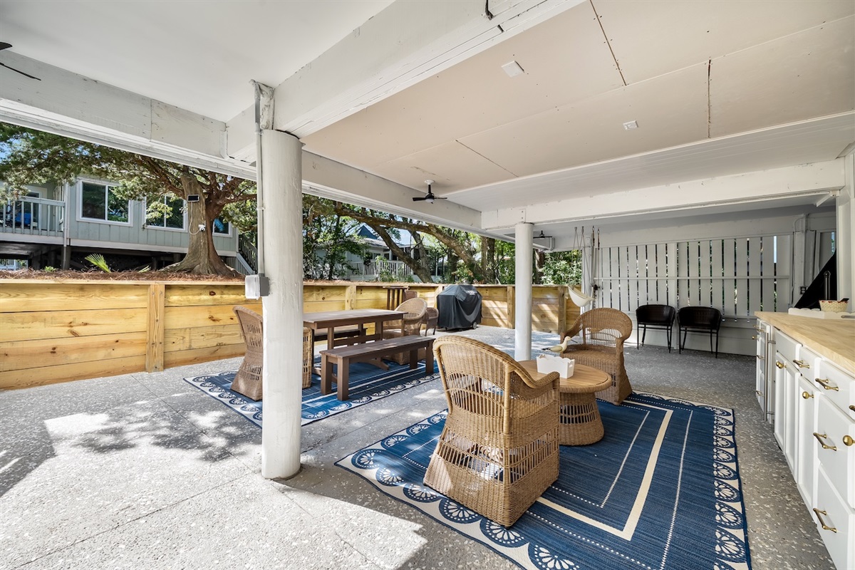 Outdoor Dining | 19 Sand Crab | IOP Escapes