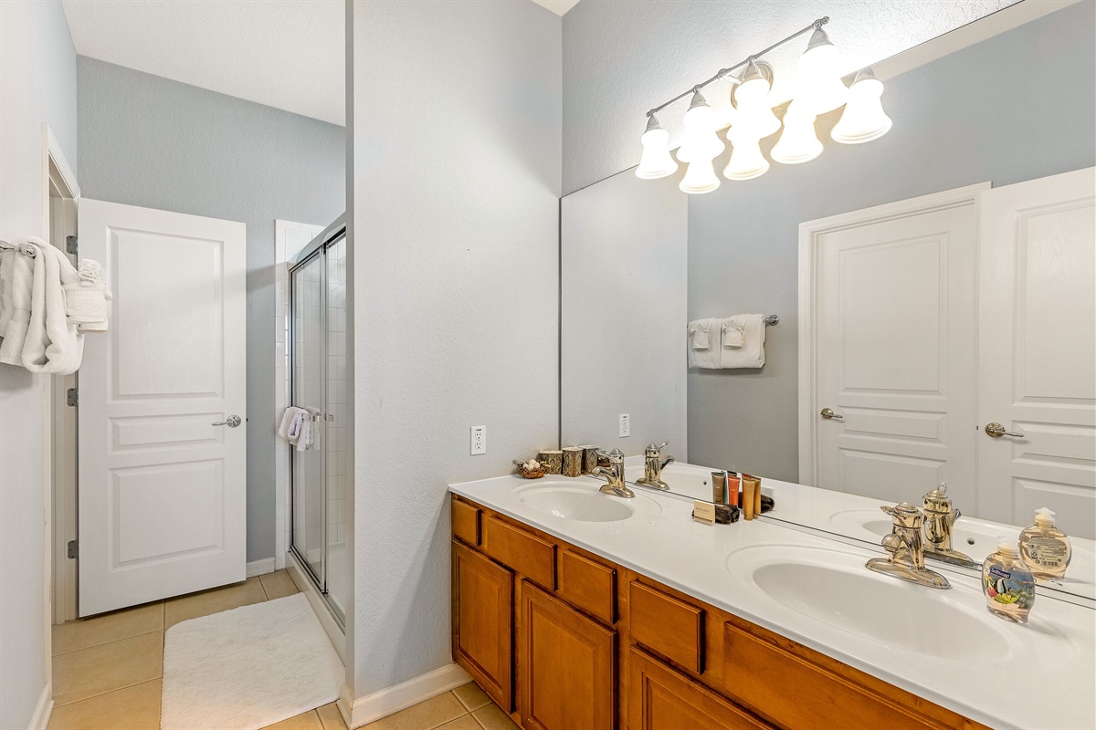 King Bathroom #1