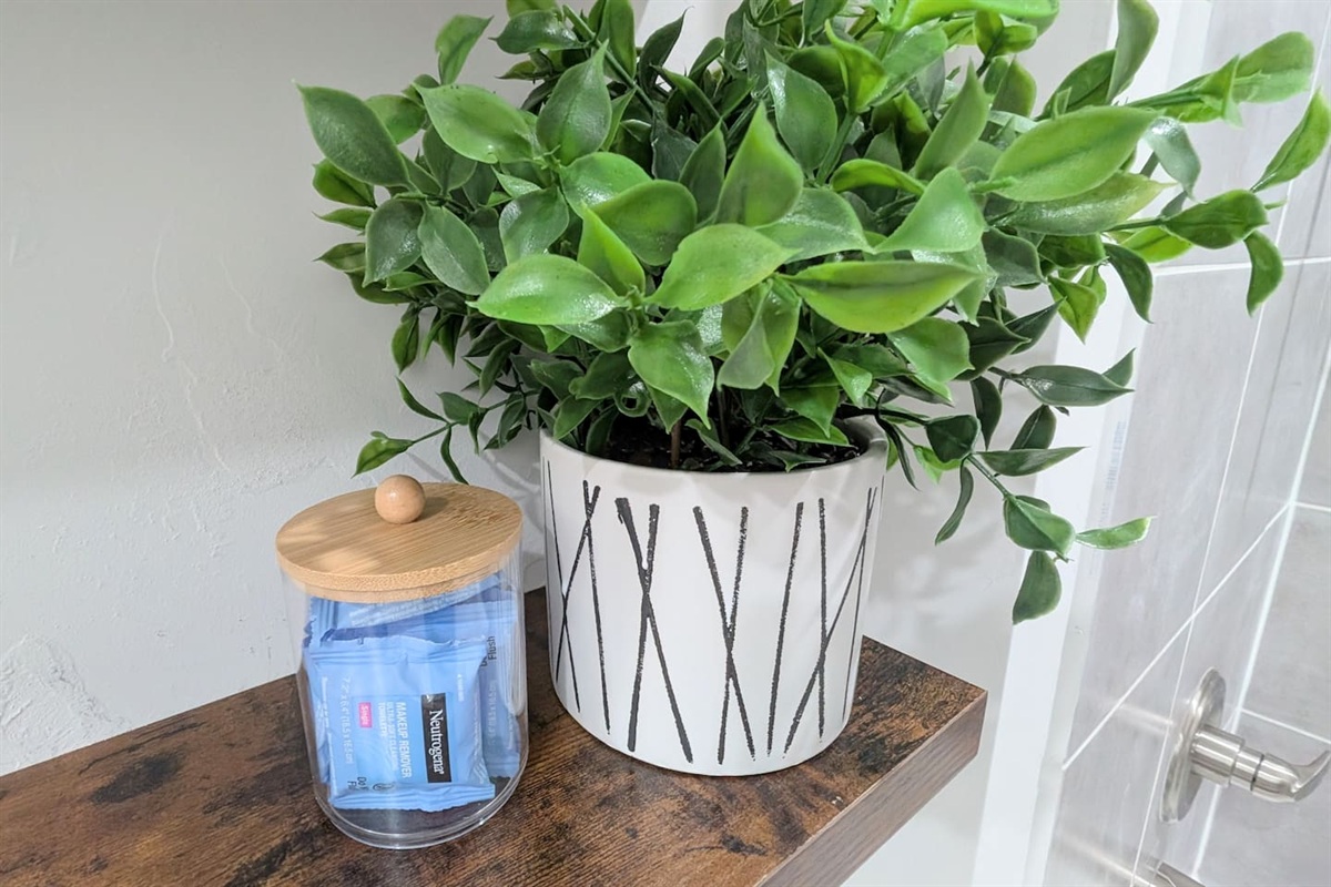 Disposable makeup wipes are included. 