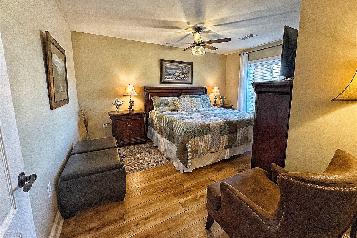 Guest bedroom with king Novaform bed