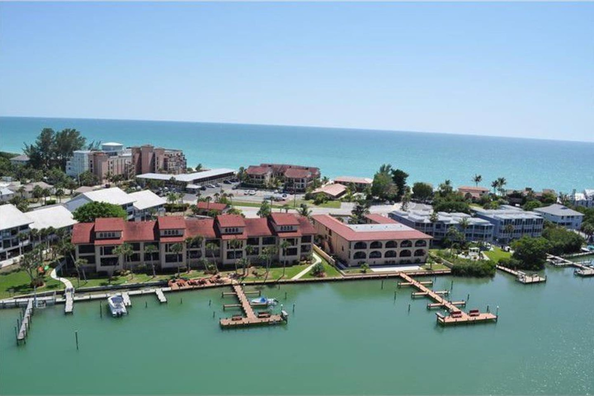 ON THE BAY WITH PRIVATE BEACH ON THE GULF OF MEXICO