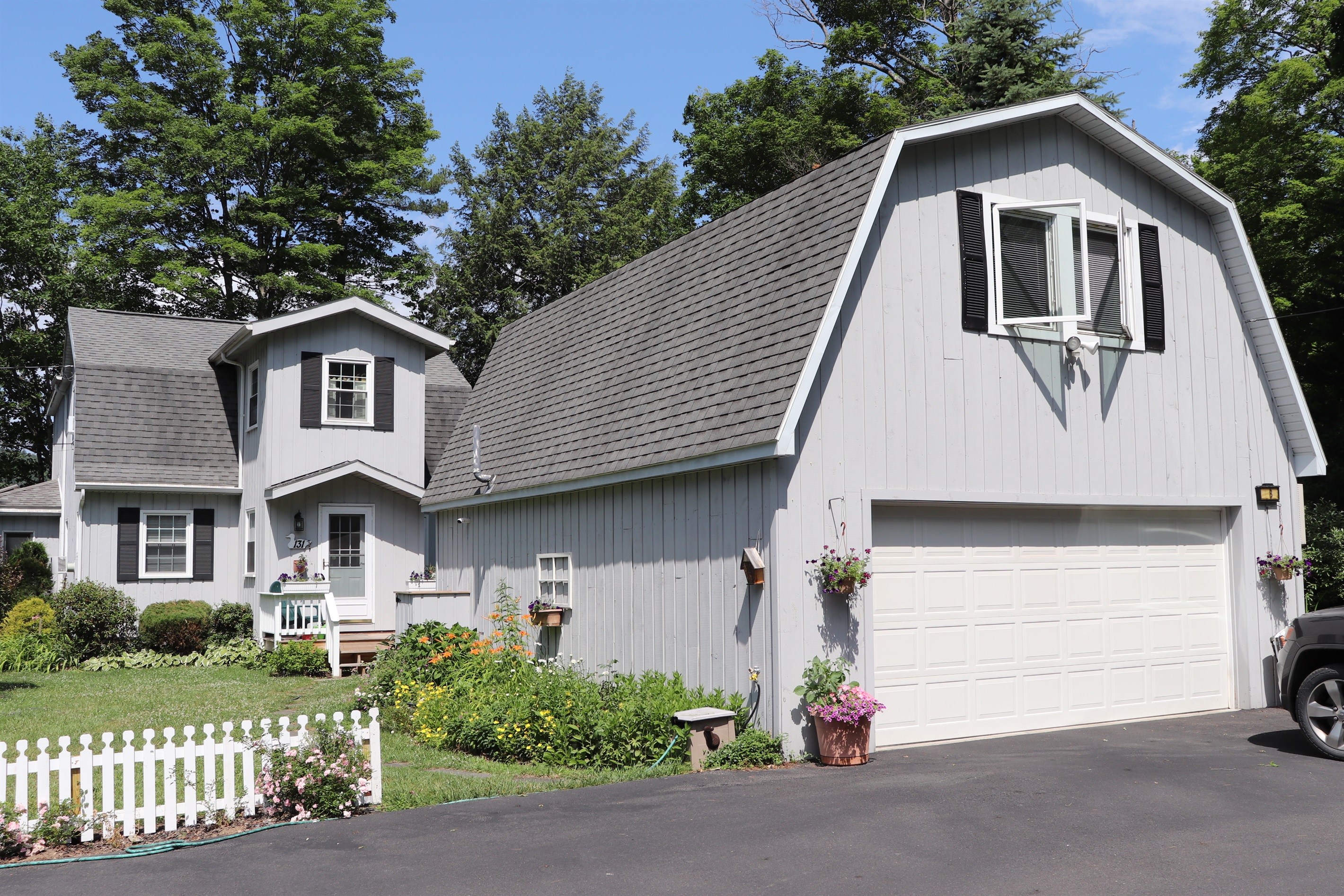 Lakeview Cottage is a private apartment above the garage. Your hosts reside in the main house.