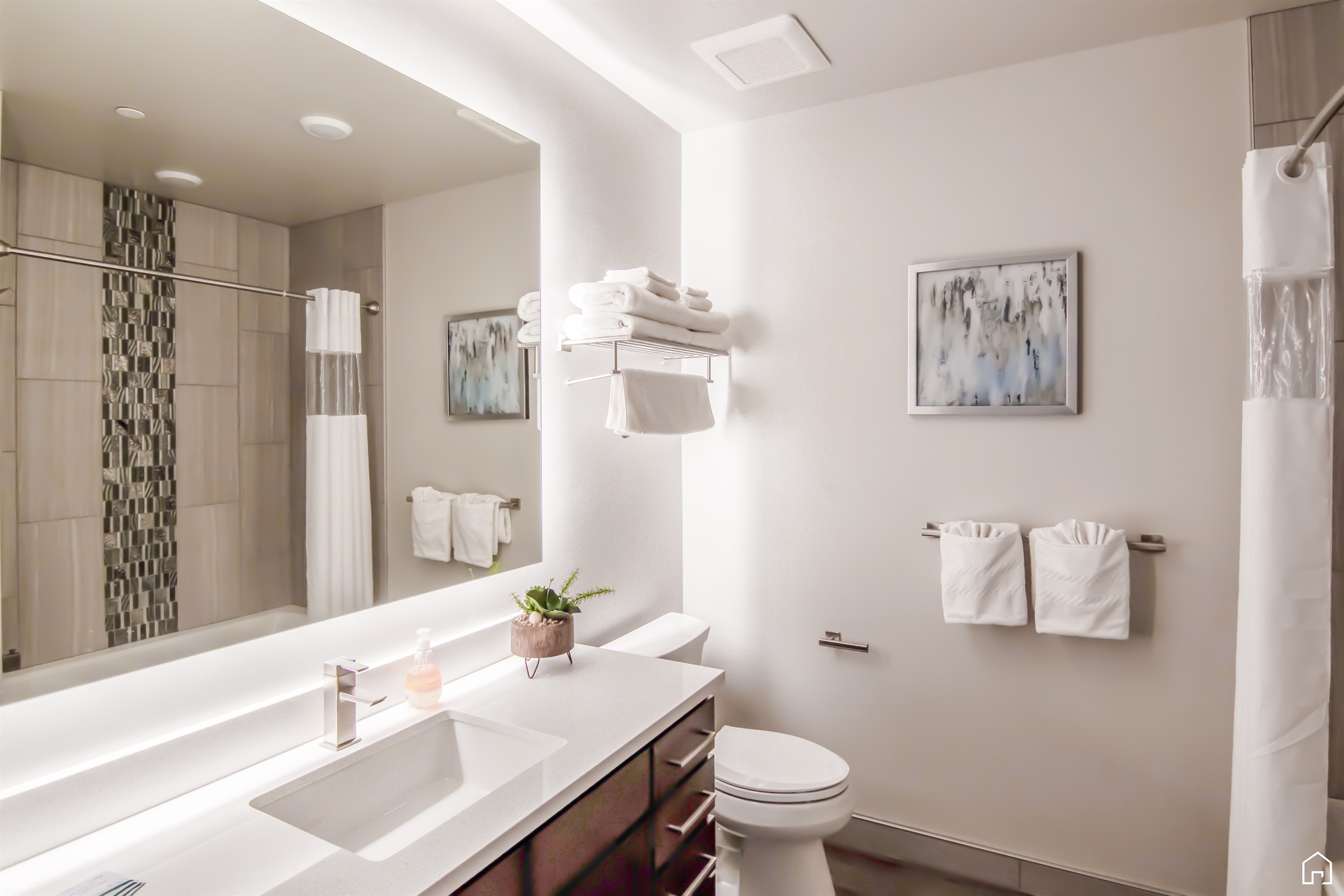 Guest bathroom 1 with toilet and shower