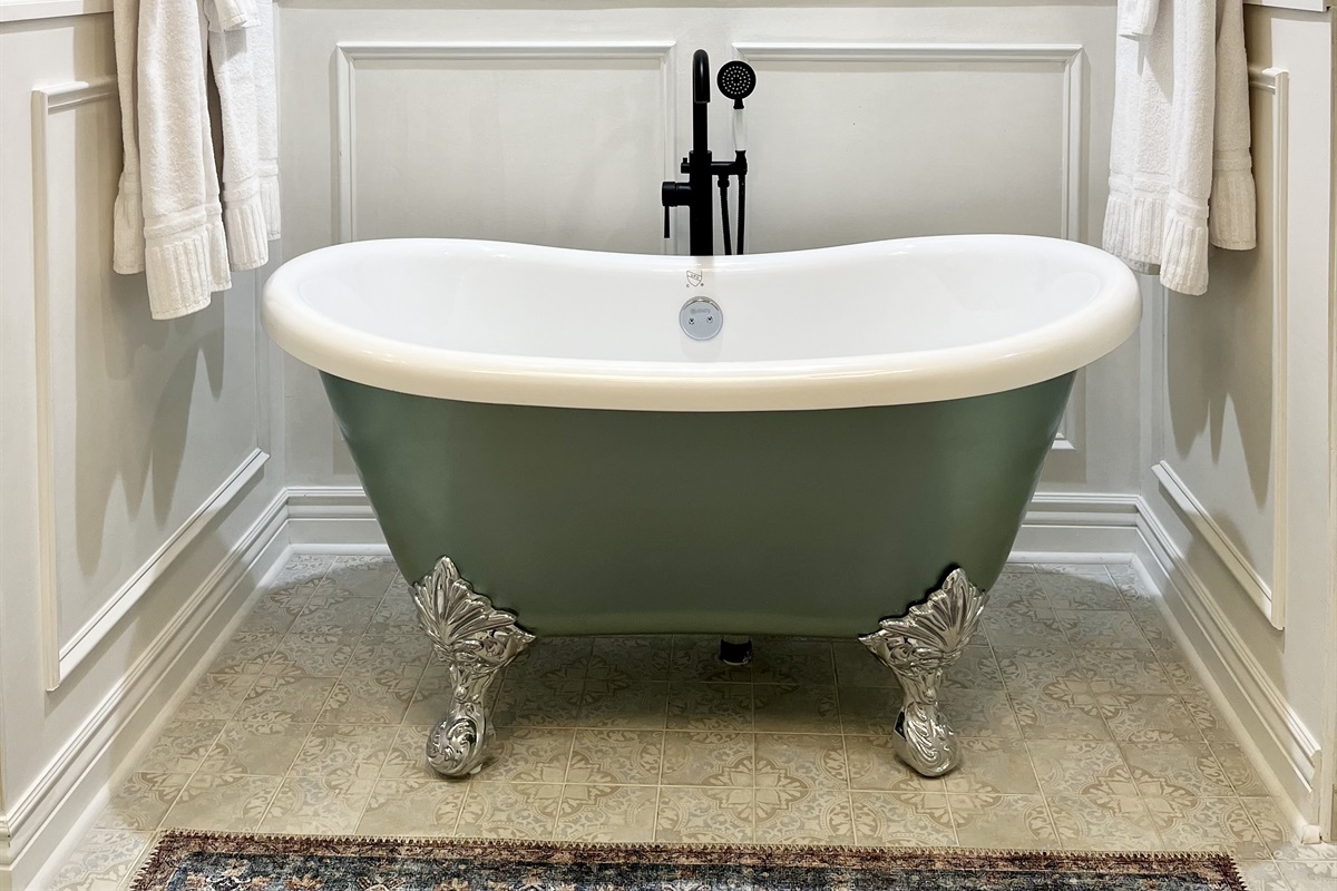 Primary Bathroom's Tub