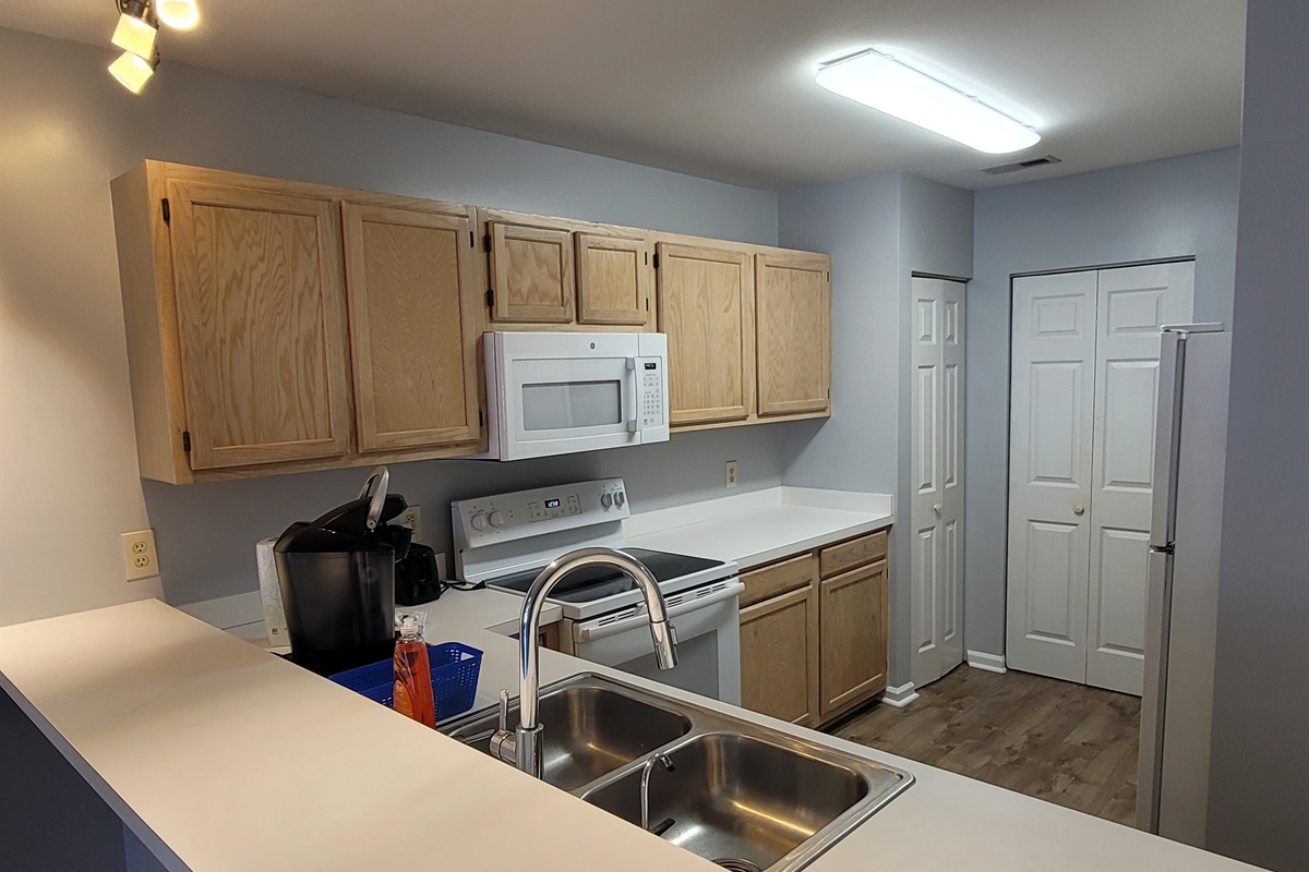 Full kitchen and breakfast bar