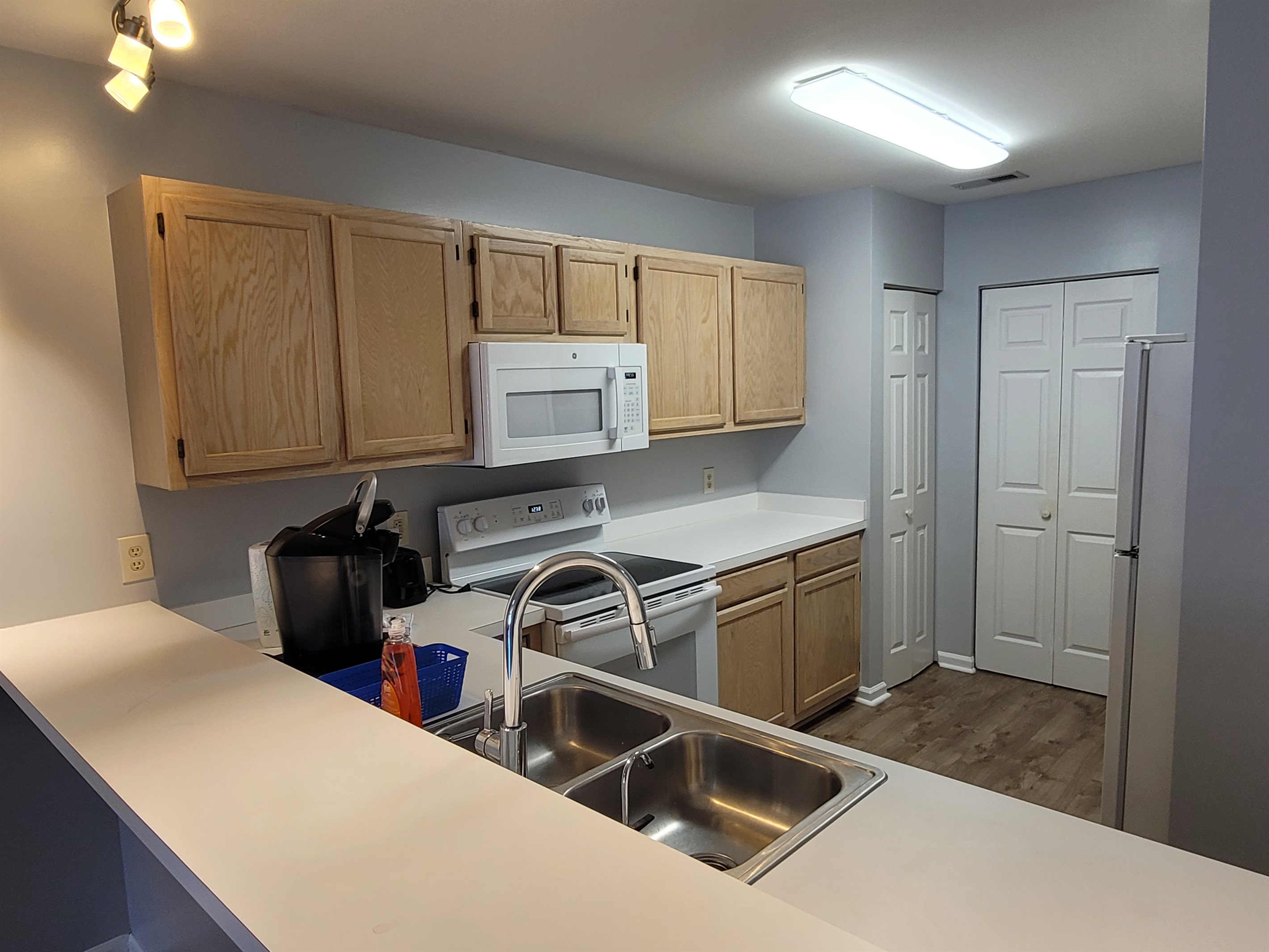 Full kitchen and breakfast bar