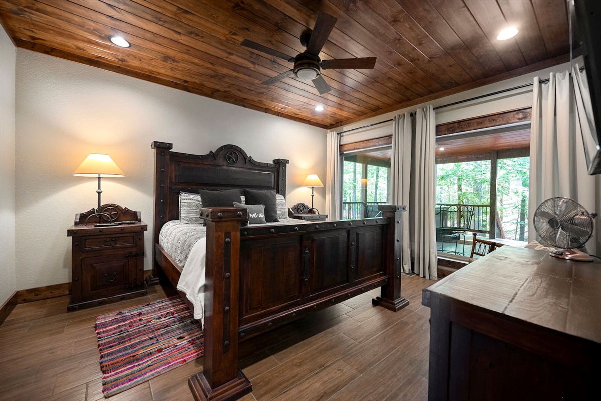 Roomy downstairs primary bedroom has a comfy king size bed & black out curtains