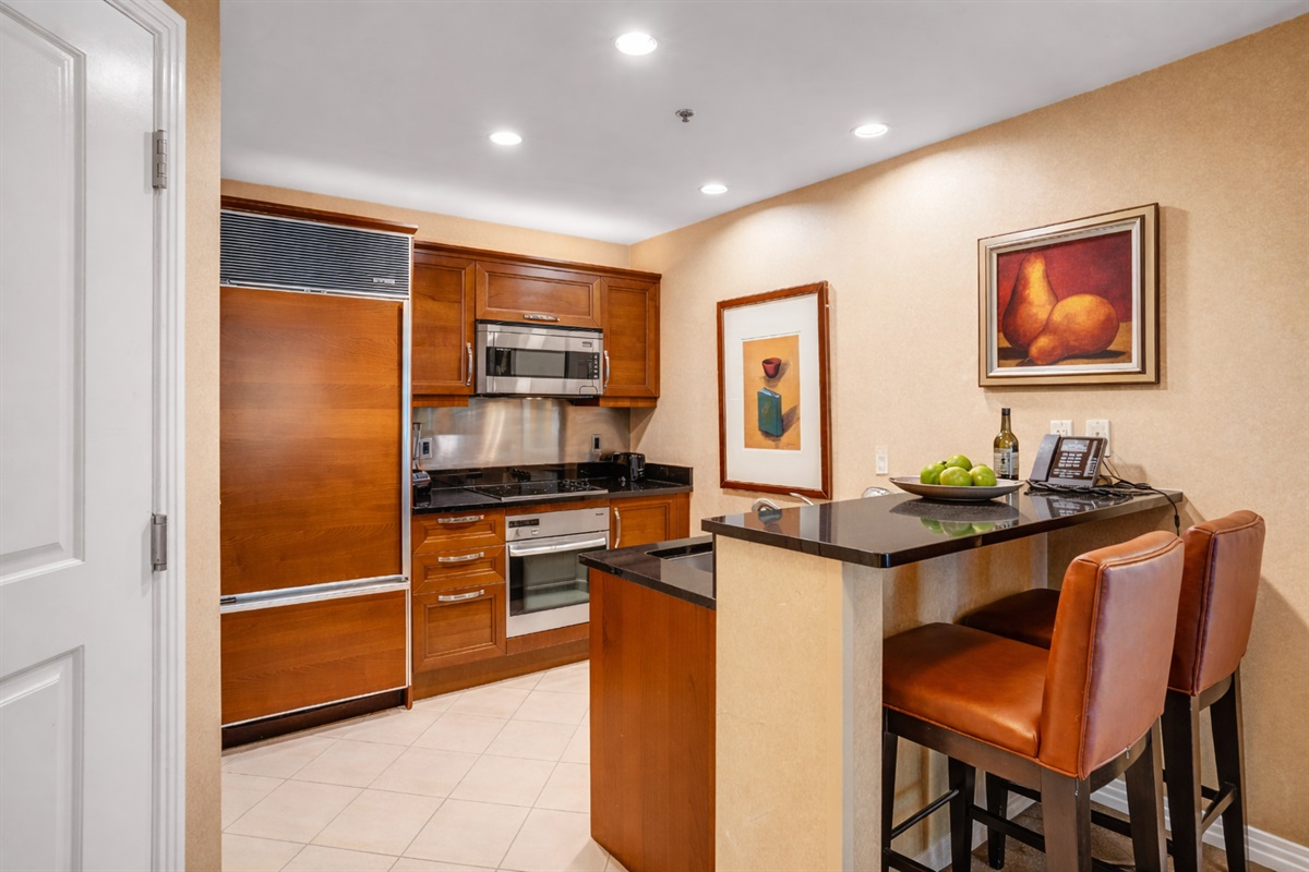 Fully Equipped 🍽️ - Cook & Dine in a Sleek Modern Kitchen!