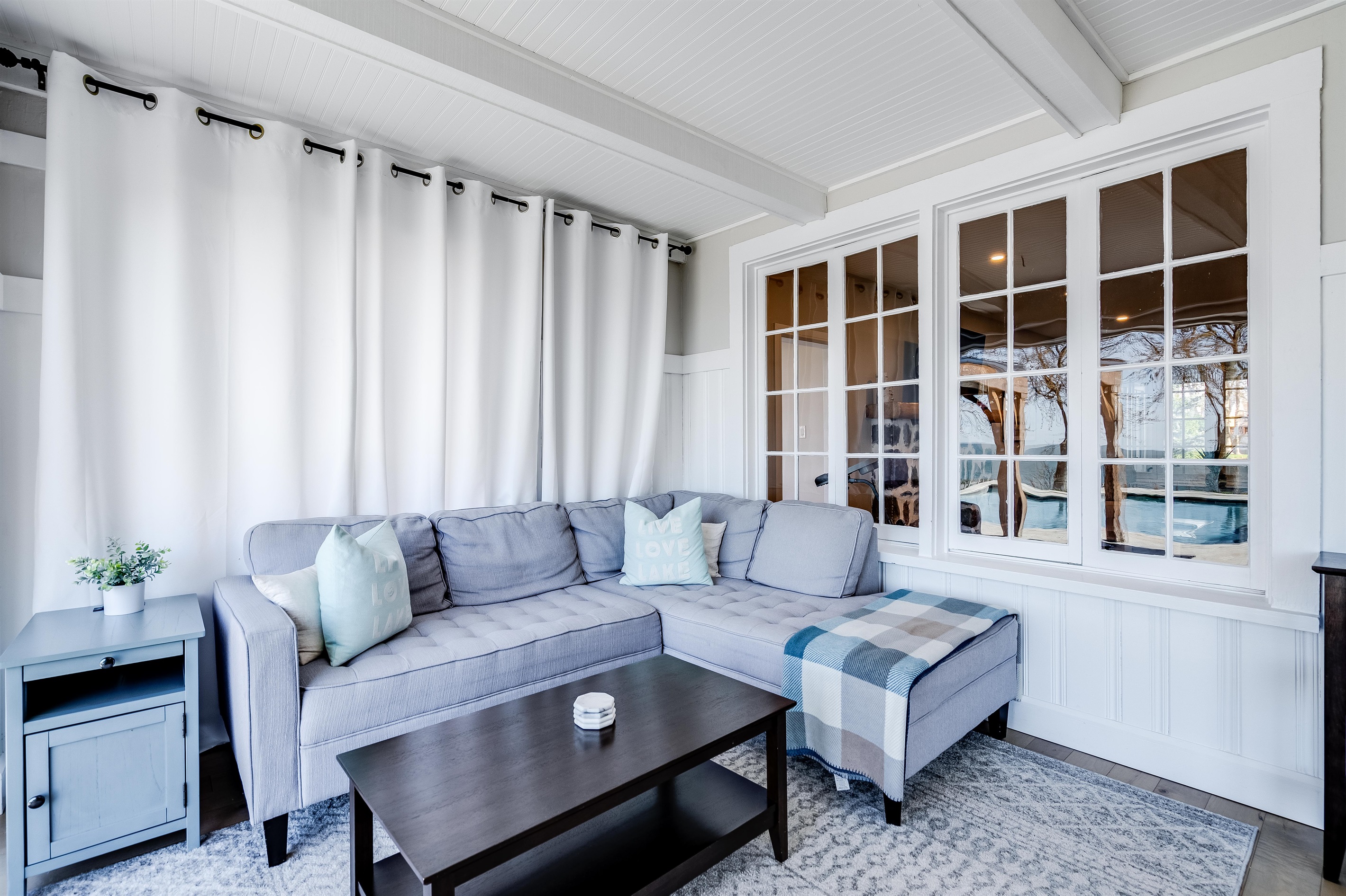 indoor deckside kaeview sitting area