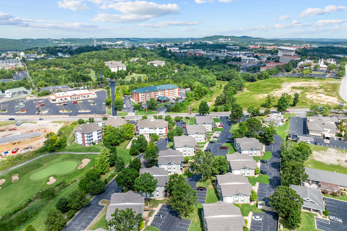 🛒 Just minutes from grocery stores, restaurants, and attractions — everything you need is close by.