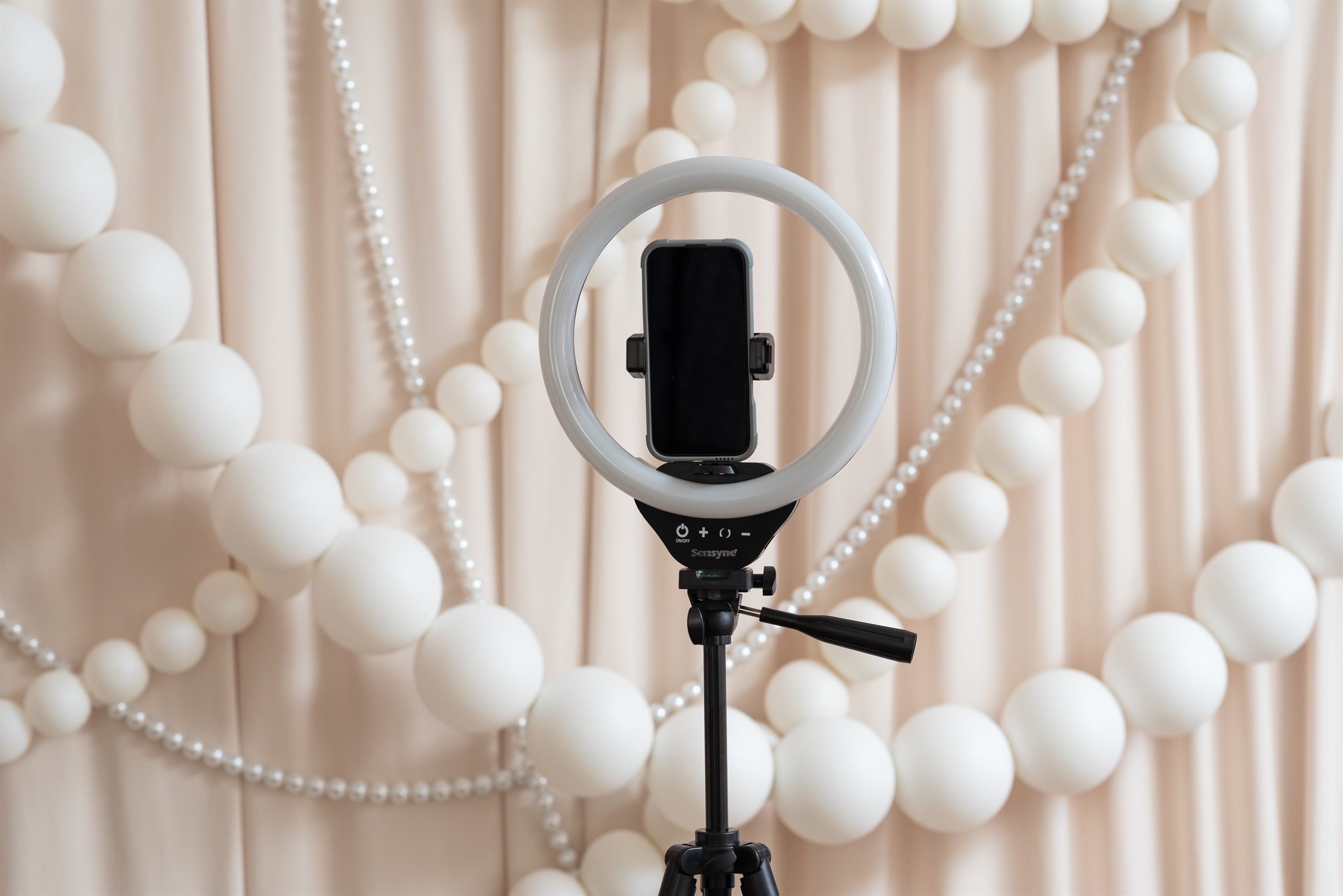 Glam Girls Selfie Wall w/ Ring