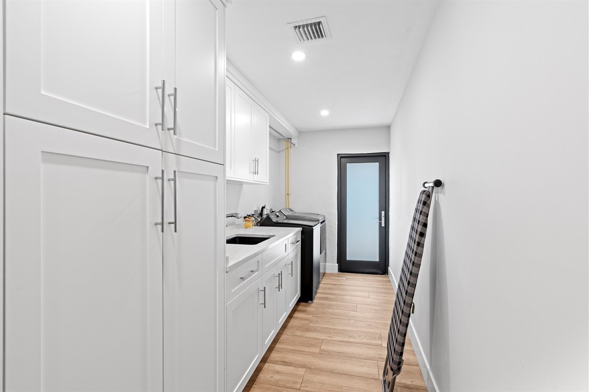 Stay Fresh – In-Unit Washer & Dryer for Your Convenience