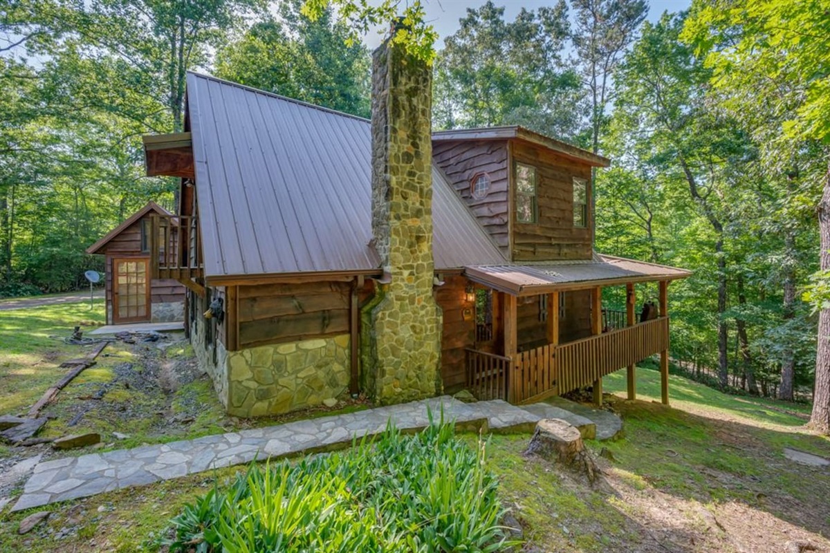 Very private log home in the mountains of Lake Lure!