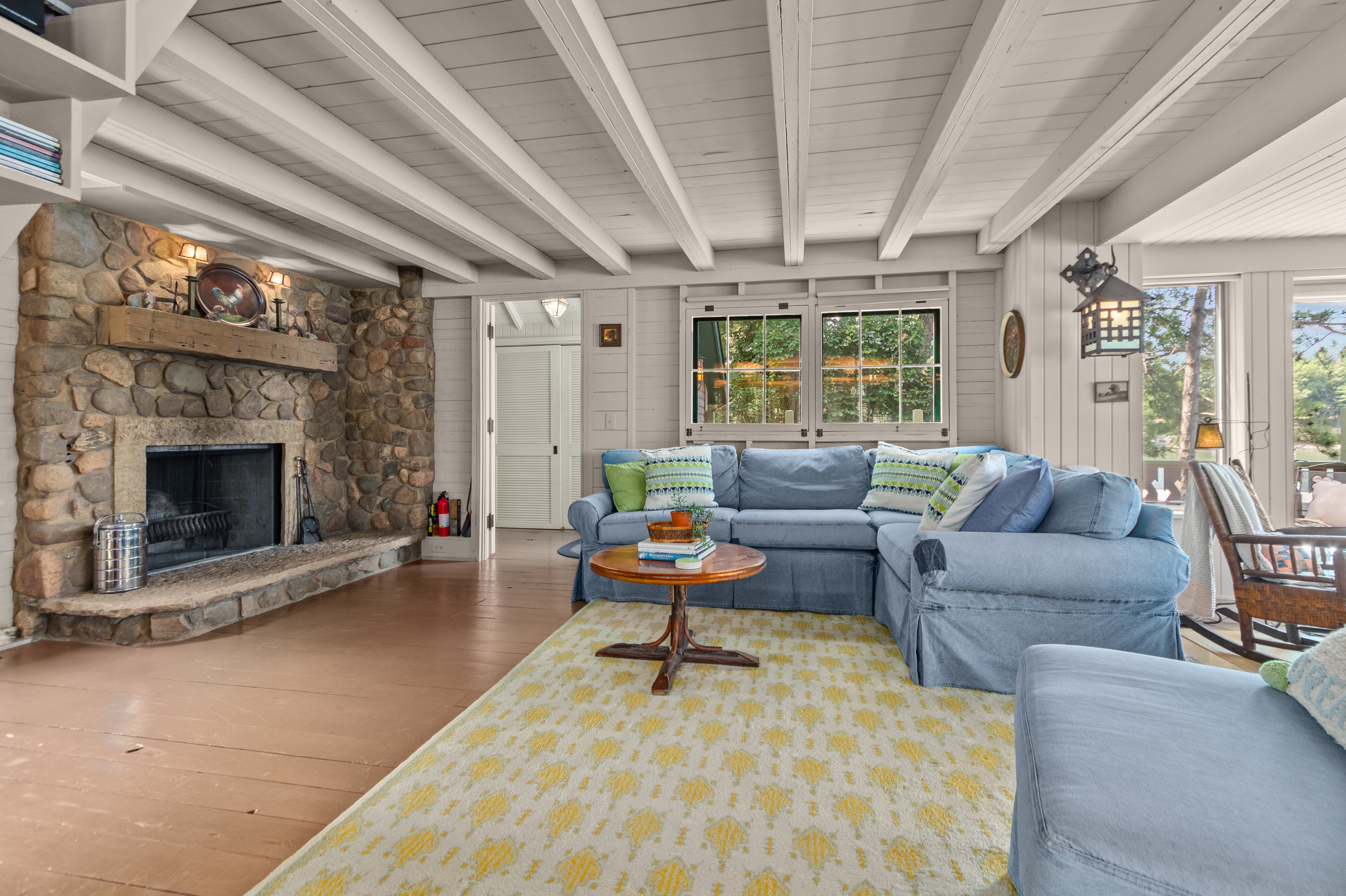 Stretch out, settle in, and enjoy plenty of room for everyone to relax together after a fun-filled day at the lake.