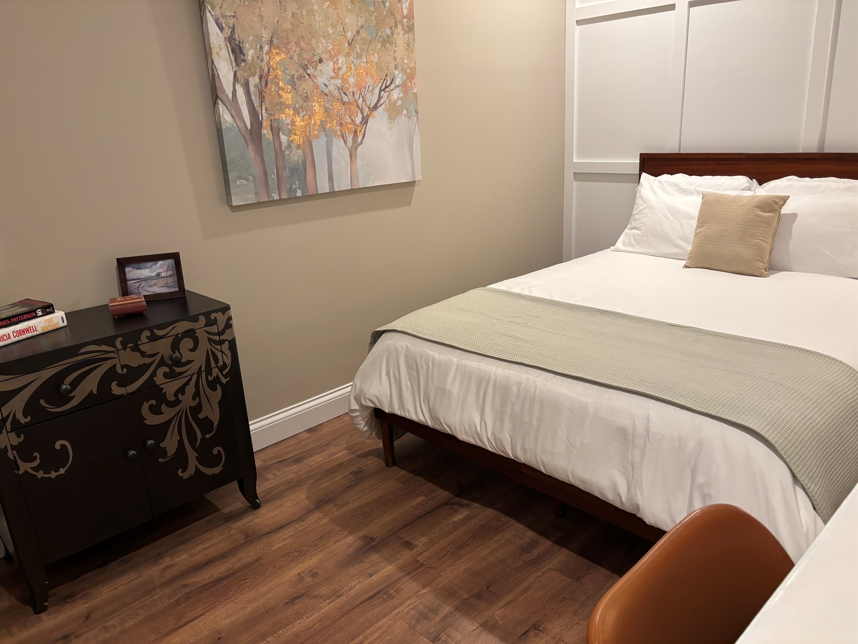 Secondary with queen bed
