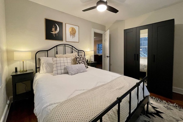 Bedroom with queen size bed