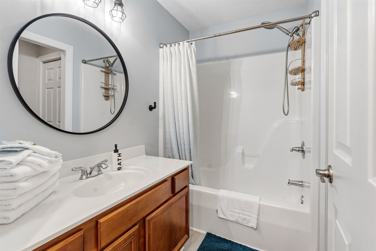 2nd Bathroom with tub/shower combo