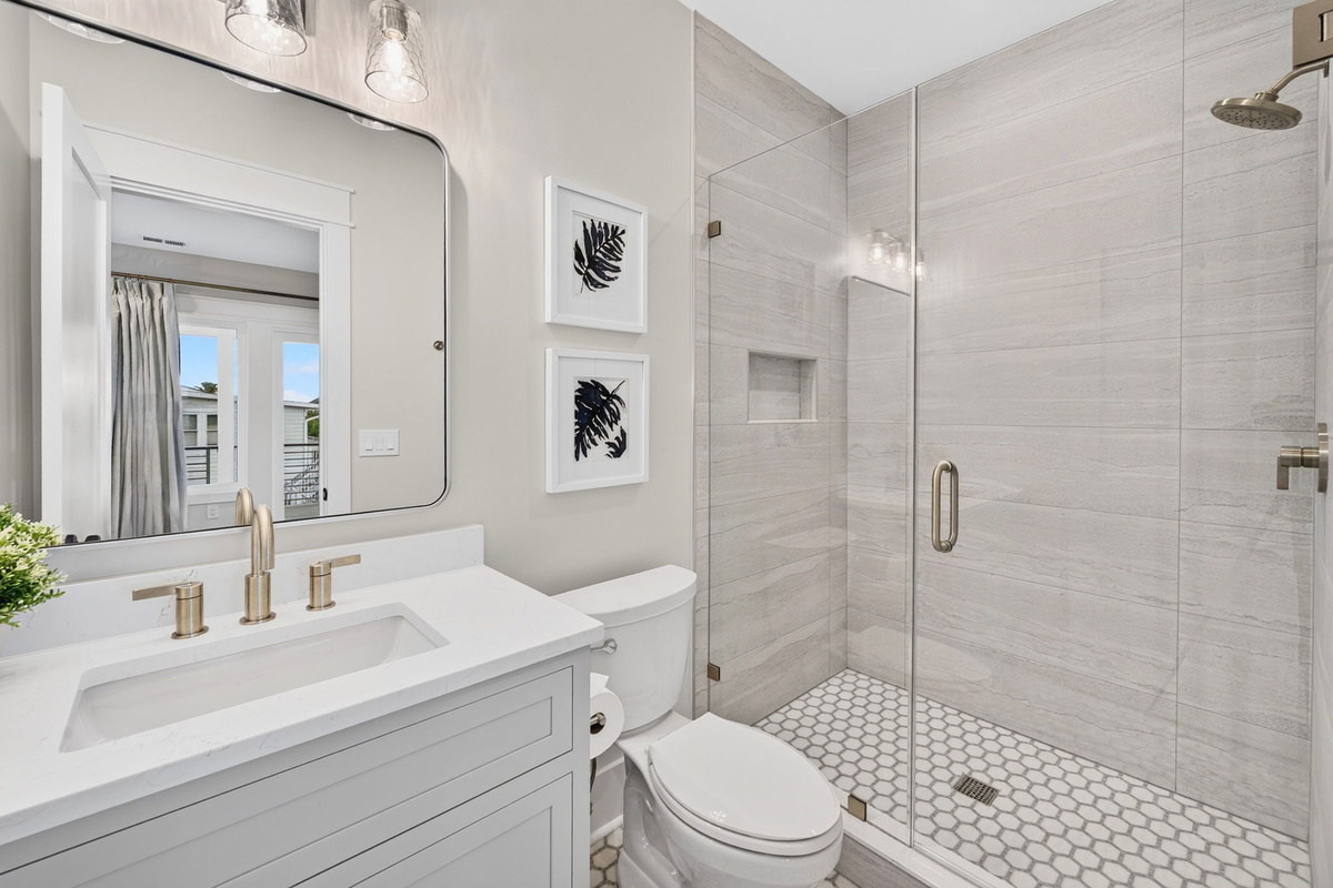 Bathroom 4: King Ensuite | Tahanan Palms | 3 38th Ave | IOP Escapes