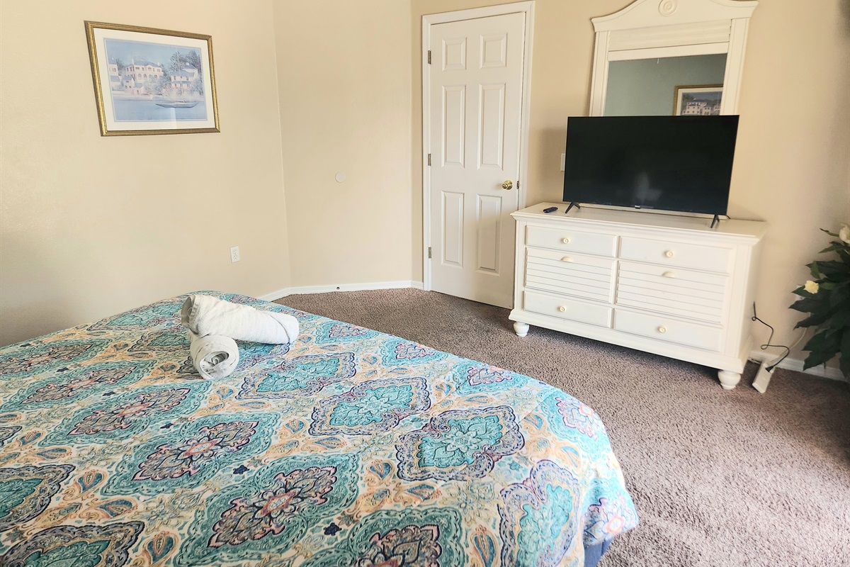 KING Bed, Smart TV, Ceiling Fan