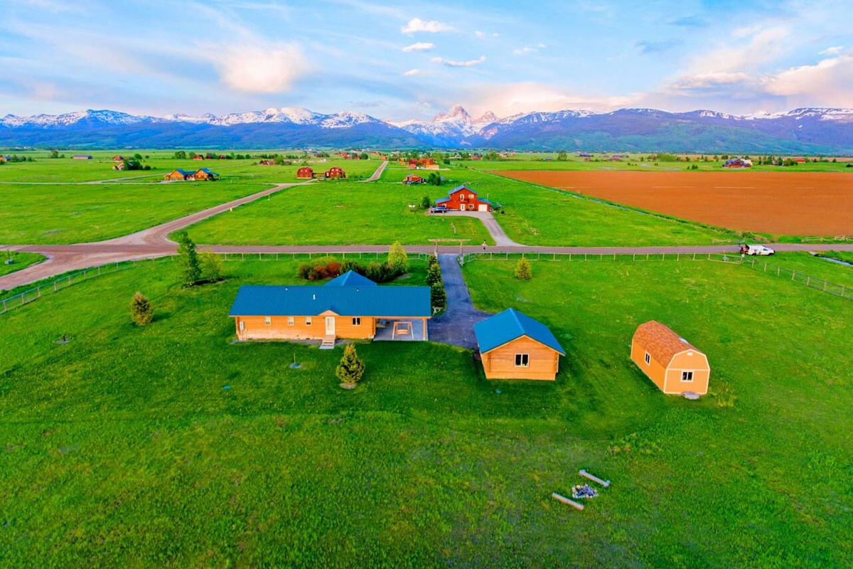 With miles and miles of greenery and gorgeous blue mountains, this is the ideal place to spend family time together.