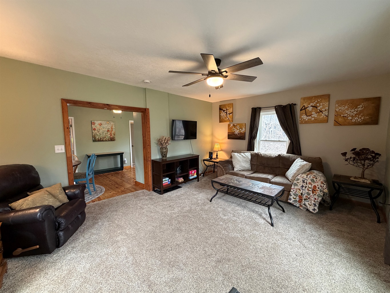 Honeydew Cottage has a charming living room.