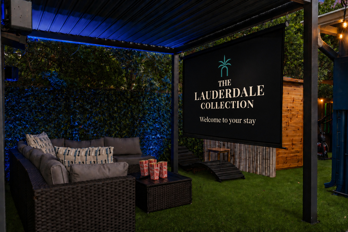 🎬🌙Cozy up for movie night under the stars — the ultimate backyard vibe.