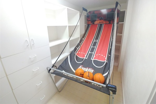 Basketball arcade game