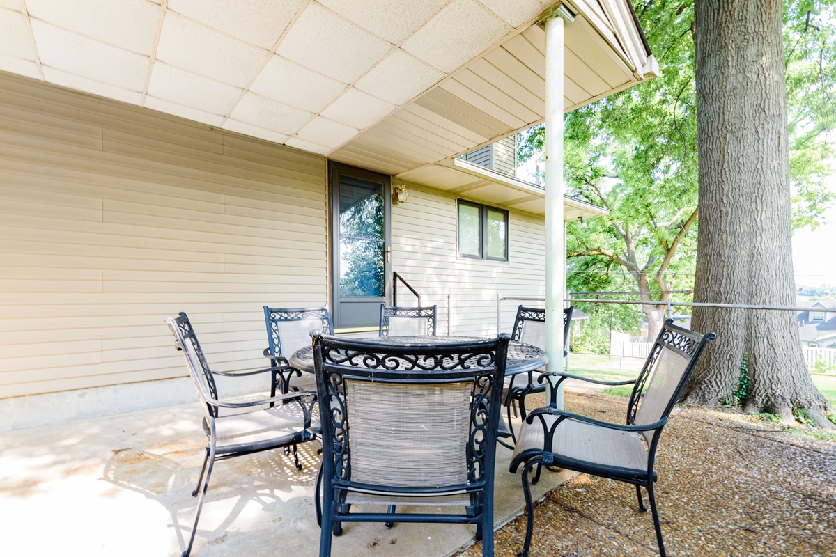 Outdoor dining with seating for 6