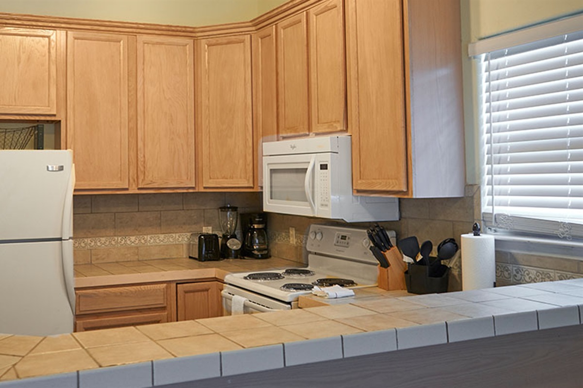 Full kitchen with Under-the-hood microwave