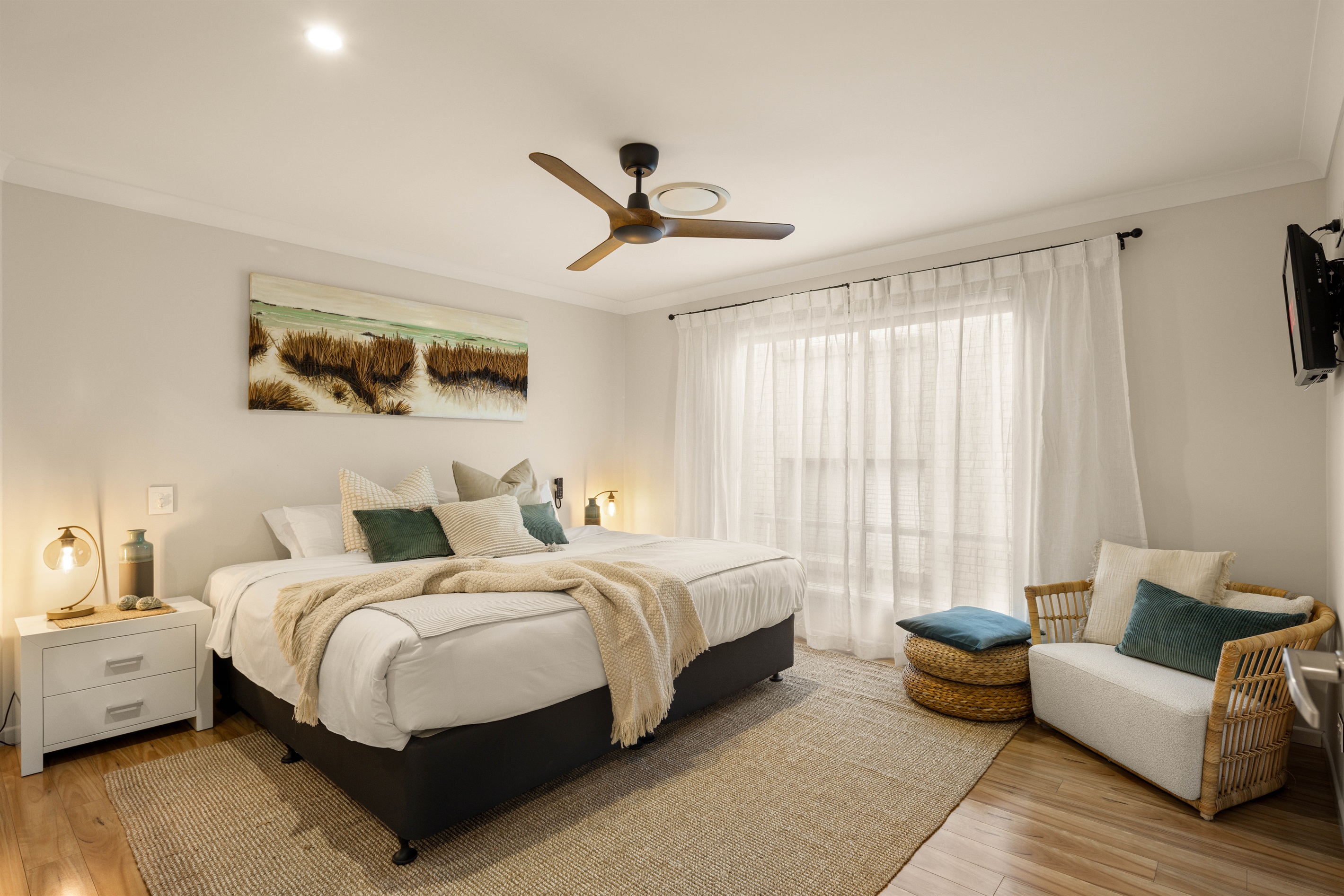 Suite 3
Spacious king suite with flexible twin configuration and elegant comfort.