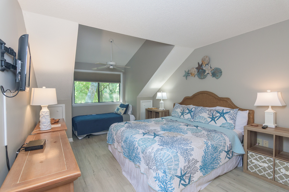 Lovely 2nd bedroom with queen and twin bed