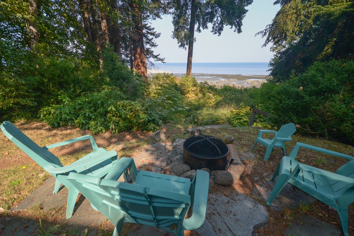 Private rocky beachfront, walkable trail to Kingfisher Spa 