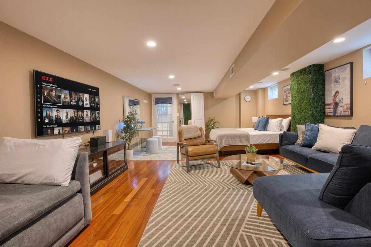 "We had a fabulous time staying here! The house was clean and spacious enough for my family of 8 people visiting NYC for the weekend. The host, Sean, was incredibly nice and generous.." Brad E. 10/2025