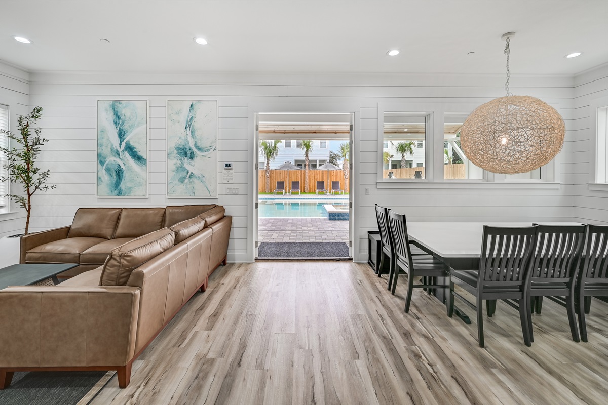 Dining area offering direct access to the pool.
